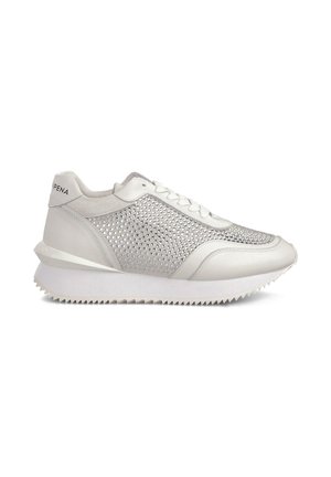 Zapatillas deportivas blancas con un diseño perforado que presenta detalles plateados. Suela ligera con un fondo texturizado para mayor agarre.