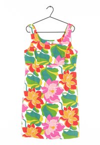 Vestido floral con vibrantes patrones multicolores en rosa, rojo, naranja y verde sobre un fondo blanco; escote cuadrado, diseño sin mangas.