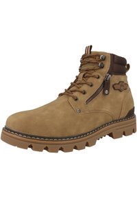 Botín de tobillo de ante color marrón claro con un acabado texturizado, diseño con cordones, cremallera lateral y suela de goma robusta con surcos profundos para tracción.
