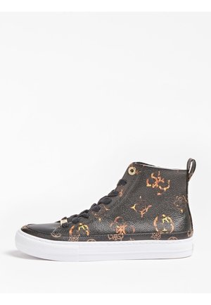 Zapatilla deportiva alta de cuero negra con patrones monograma en naranja y marrón, cordones negros y suela de goma blanca sobre fondo blanco.