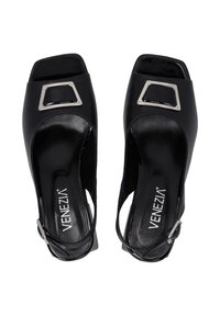 Schwarze Sandalen mit offener Zehenpartie und Slingback-Design, einem glänzenden Finish, einem dreieckigen silbernen Akzent und einer strukturierten Innensohle.