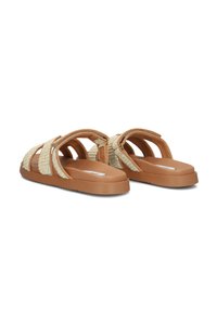 Bruine sliders met geweven beige banden, een platte zool en een gestructureerde voetbed. Open ontwerp met meerdere uitsparingen voor ademend vermogen.