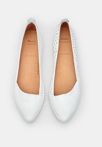 Ballerine bianche in pelle con punta appuntita, caratterizzate da dettagli perforati lungo i lati e una finitura liscia. Soletta color beige chiaro con marchio.