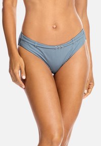 Niebieskie majtki bikini z prą żkowanego materiału, z wysokim stanem i bocznymi akcentami w postaci trzech metalowych pierścieni. Gładka tekstura o delikatnym połysku, idealna na strój kąpielowy.