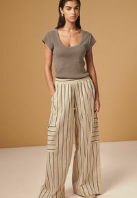 Next SLIM FIT SCOOP NECK STRETCH SHORT SLEEVE - Pamata T-krekls - chocolate brown