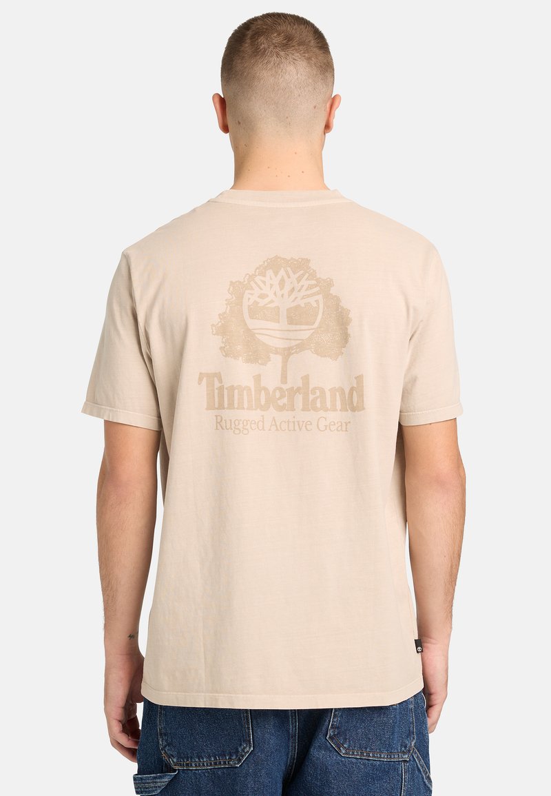 Timberland RUGGED ACTIVE GEAR BACK GRAPHIC TEE - Triko s potiskem - natural