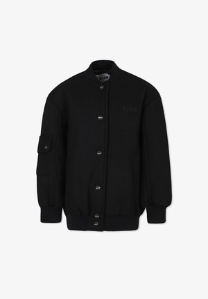 Giacca bomber nera con colletto rotondo, chiusura a bottoni, tasche laterali e tasca sul braccio sinistro. Tessuto liscio e vestibilità comoda.