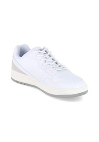 Pantofii sport albi din piele, cu căptușeală din plasă. Au un accent gri pe călcâi și o talpă din cauciuc cu un model texturat pentru aderență.