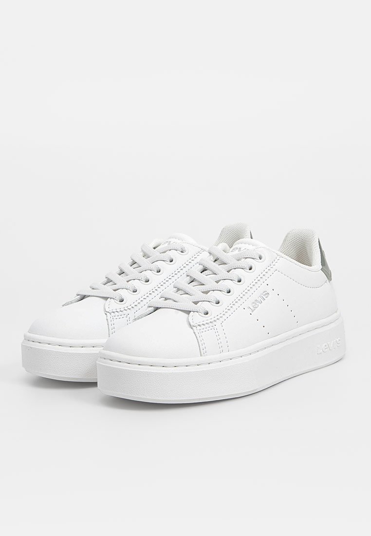 Baskets plate-forme basses blanches Levi's avec lacets, détails de couture et logo de la marque sur le côté et le talon.