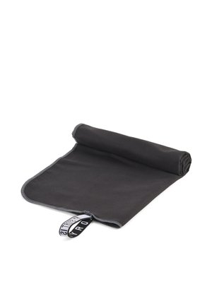 Serviette en microfibre noire partiellement roulée avec une étiquette boucle de suspension blanche et noire attachée à un coin sur fond blanc.