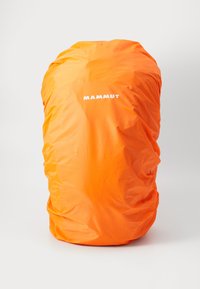 Funda de mochila a prueba de agua de color naranja brillante, hecha de un tejido ligero. Presenta una textura suave con un logo blanco de "MAMMUT" en la parte frontal.