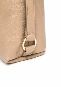 Borsa a mano in pelle beige con finitura testurizzata, caratterizzata da un dettaglio in metallo dorato e una cucitura decorativa sulla tracolla laterale.