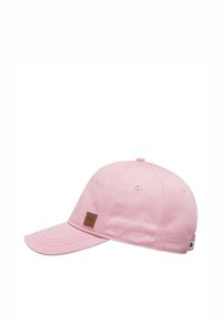 Gorra de béisbol rosa hecha de algodón, con visera curva, construcción de seis paneles y un parche de logo de cuero marrón en la parte frontal.