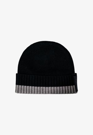 Gorro negro de punto con un borde doblado que presenta un patrón de rayas grises. Diseño acanalado texturizado. Ajuste ajustable.