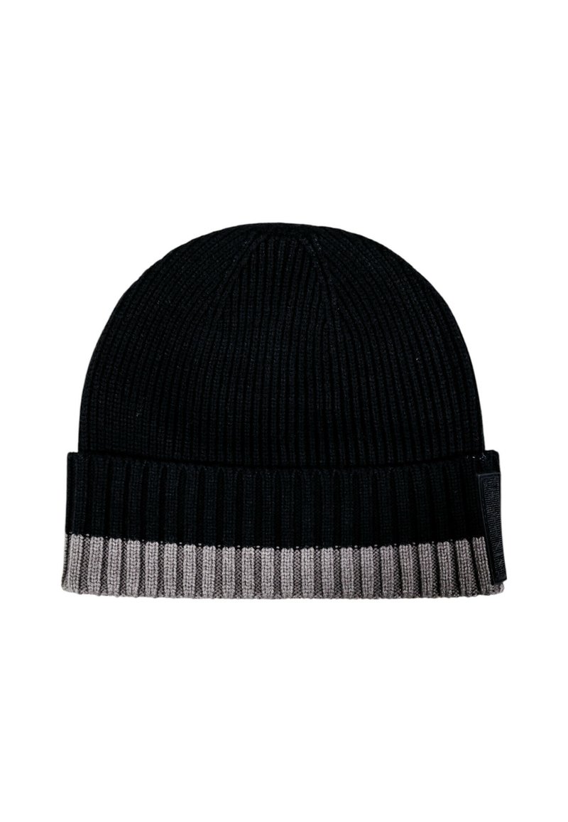 Gorro negro de punto con un borde doblado que presenta un patrón de rayas grises. Diseño acanalado texturizado. Ajuste ajustable.