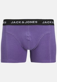Boxers ajustados de algodón morado con cinturilla negra que presenta "JACK & JONES" en letras blancas. Textura suave y diseño ceñido.