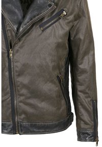 Chaqueta de motocicleta de cuero marrón con acabado mate, cremalleras plateadas, cuello asimétrico y detalles en negro. Cuenta con múltiples bolsillos con cremallera.