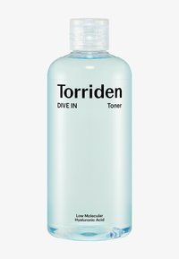 Gennemsigtig plastflaske med Torriden Dive In Toner. Har stort sort tekst. Lys blå væske indeni, mærket med produktinformation.