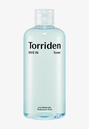 Bottiglia di plastica trasparente del Torriden Dive In Toner. Presenta un grande testo nero. Liquido di colore azzurro chiaro all'interno, etichettato con i dettagli del prodotto.