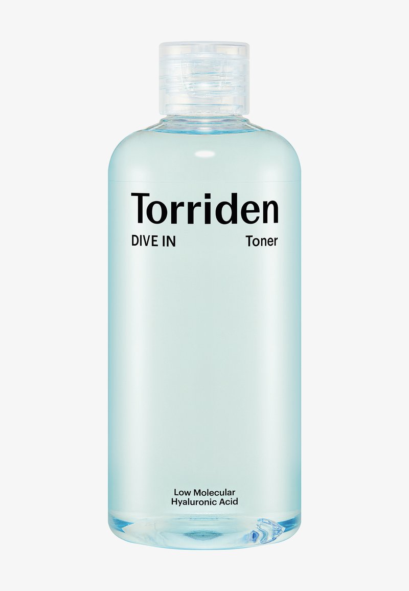 Gennemsigtig plastflaske med Torriden Dive In Toner. Har stort sort tekst. Lys blå væske indeni, mærket med produktinformation.