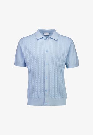 Hellblauer Kurzarm-Cardigan mit einem gestrickten Zopfmuster, Knopfleiste vorne und weicher Textur. Ebenfalls mit klassischem Kragen und gerippten Kanten.