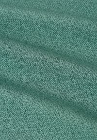 Textilní látka v jednobarevné barvě modrozelené, s jemnou, měkkou texturou a mírně pružným vzhledem, s jemnými prokventími detaily.
