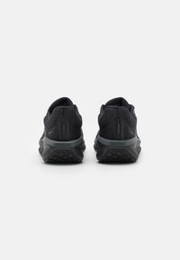 Czarne buty sportowe z teksturowaną cholewką, zaokrąglonym noskiem i amortyzowaną podeszwą. Posiadają formowany zapiętek oraz kątowy wzór bieżnika.