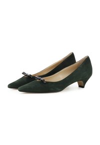 Pumps verdi in suede a tacco basso con punta affusolata e un elegante fiocco nero sulla tomaia. Fodera interna liscia e superficie esterna strutturata.