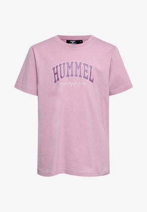 Rosa bomullströja med korta ärmar. Har "HUMMEL" i fet lila text. Rundad halsringning och standard passform.