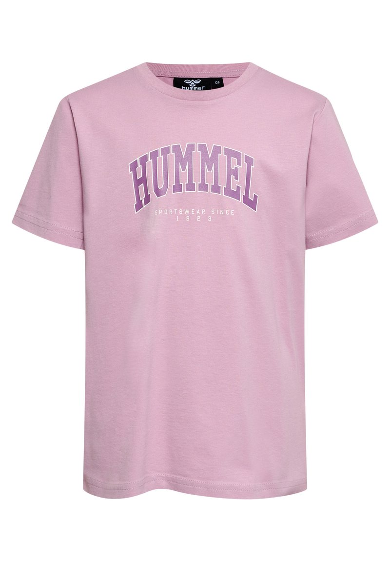 Lyserød bomulds T-shirt med korte ærmer. Har "HUMMEL" i fed lilla skrift. Crew neck design og standard pasform.
