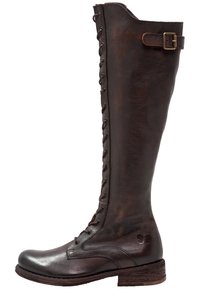 Bota de cuero marrón hasta la rodilla con cordones en la parte delantera, punta redondeada y tacón de madera. Presenta un hebilla lateral y un detalle de mariposa en relieve.
