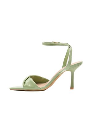 Sandalo verde chiaro con tacco alto, punta aperta, cinturino anteriore imbottito e sottile cinturino alla caviglia con fibbia.