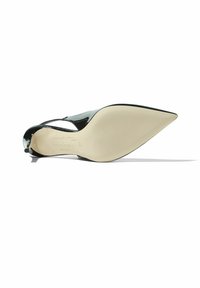 Zapato de tacón slingback de charol negro con puntera afilada, suela beige y correa ajustable para un ajuste seguro. Presenta un diseño minimalista.