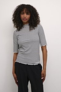 Zwart-wit gestreepte top met een hoge hals, korte mouwen en geschulpte randen. De stof heeft een ribbelstructuur. Gecombineerd met donkergekleurde broek.