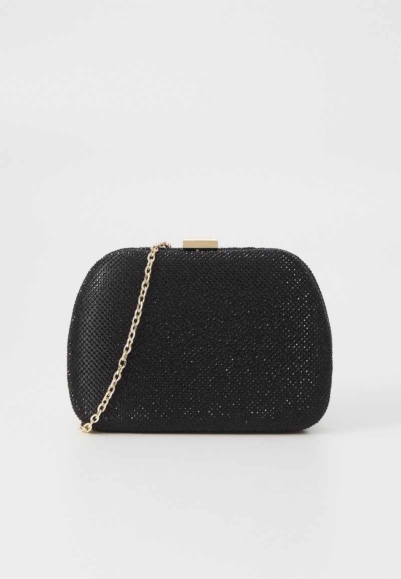 Pochette de soirée noire scintillante avec une chaîne dorée et un fermoir rectangulaire doré sur une surface blanche unie.