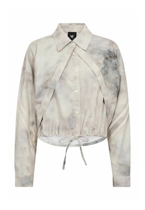 Ohlapno srajco s kratkim robom v umirjenem sivem in krem tie-dye vzorcu, s ovratnikom, pasom z vrvico ter kontrastnimi stranskimi črtami.