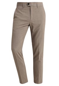 Pantaloni beige su misura con una vestibilità slim, frontale piatto, tasca laterale singola e una texture delicata. Chiusura con un bottone e passanti per cintura.