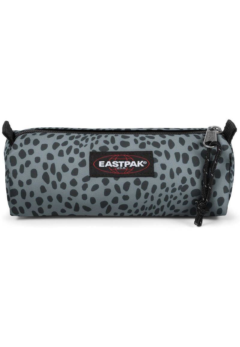 Grijze etui met zwart stippenpatroon, ritssluiting en zwart Eastpak-logo patch. De stof heeft een gladde textuur en een stevige constructie.