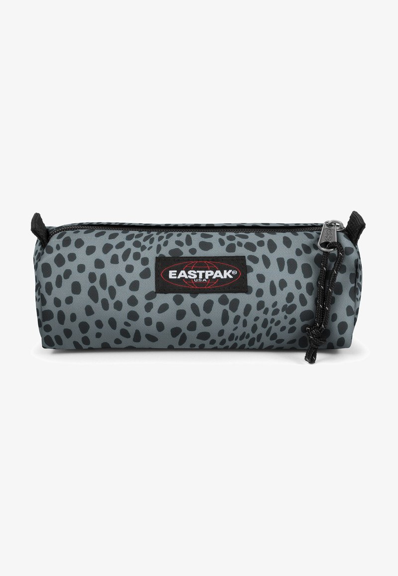 Grijze etui met zwart stippenpatroon, ritssluiting en zwart Eastpak-logo patch. De stof heeft een gladde textuur en een stevige constructie.