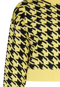 Žltý sveter s čiernym vzorom houndstooth, rebrovanými manžetami a lemom, vyrobený z mäkkej pleteniny.
