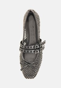 Schwarze flache Schuhe mit genoppter Oberfläche, Doppelverschlussriemen und Schleifendetail an der Zehe. Verfügt über ein glattes Innenfutter mit Logo.