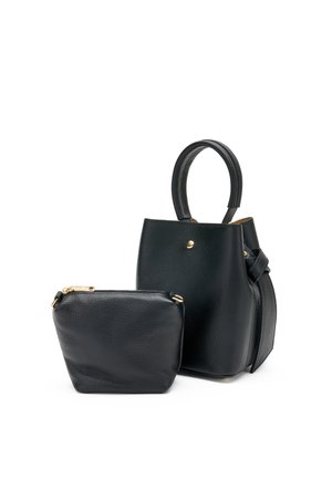 Pequeño bolso de cuero negro con asa redondeada y funda con cremallera a juego de cuero negro con herrajes dorados sobre fondo blanco.