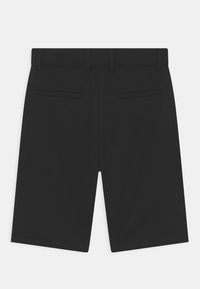 Bermudas pretas feitas de um tecido suave, com corte reto, dois bolsos traseiros e um cós com passantes para cinto.