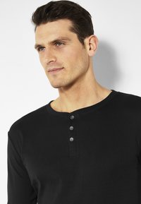 H.I.S Langarmshirt - schwarz