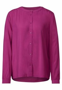Blusa magenta con scollatura rotonda, maniche lunghe e chiusura frontale a bottoni. Tessuto liscio con arricciatura alle spalle e orlo leggermente curvato.