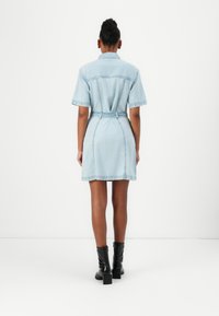 Tommy Jeans BELTED TRUCKER DRESS - Denim dress - denim light