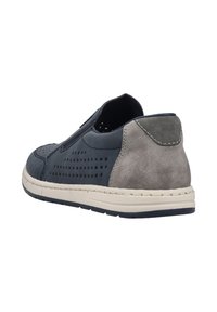 Blaues Leder-Slipper mit grauen Wildlederakzenten; verfügt über ein durchbrochenes Design im Obermaterial, kontrastierende Nähte und eine Gummisohle.