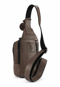 Bruine leren crossbodytas met een getextureerd oppervlak, verstelbare zwarte riem, ritssluitingen en een geperst ankerlogo.