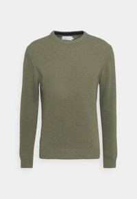 Schlichter olivgrüner Pullover mit Rundhalsausschnitt und langen Ärmeln, gestrickt mit gerippten Bündchen und Saum vor weißem Hintergrund.