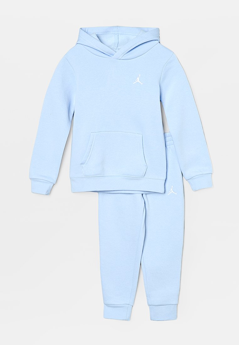 Conjunto de sudadera y pantalones de felpa azul claro con un bolsillo tipo canguro, puños acanalados y acentos de logo blanco en el pecho y el muslo.
